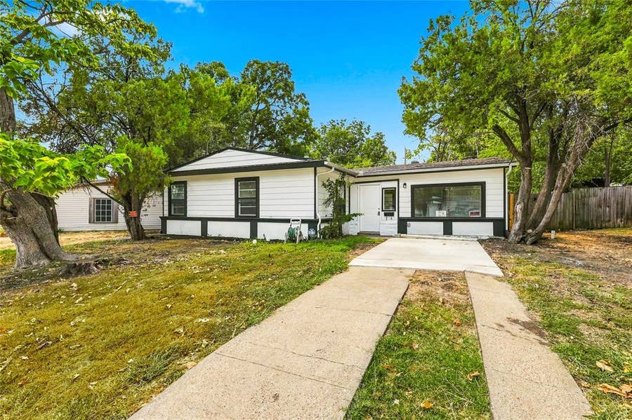 Property photo for 702 Jonathan Lane, Arlington, TX