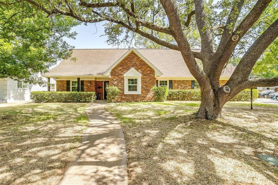 Property photo for 1701 Larkspur Drive, Arlington, TX