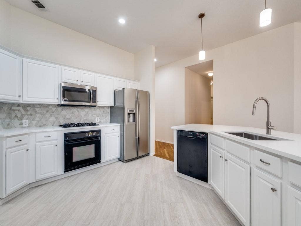 6551 Fairlawn Drive, Frisco, TX 75035 Updated kitchen with quartz countertops. Open style for cooking and entertaining