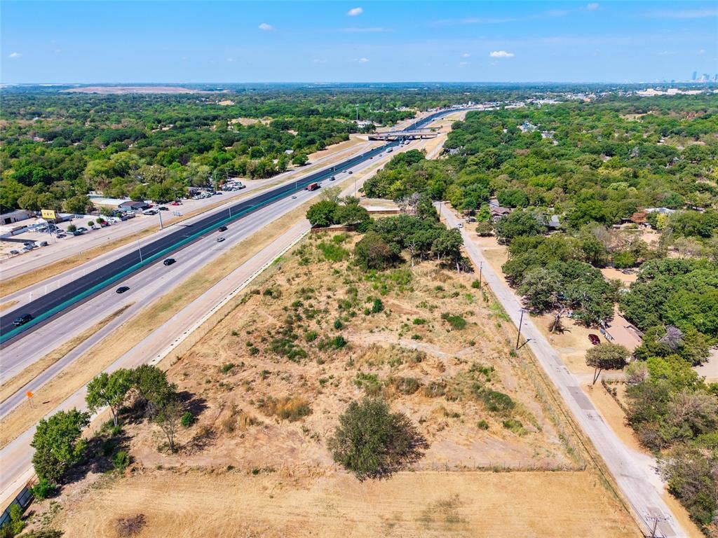 999 Silver Falls Boulevard, Dallas, TX 75217 999 Silver Falls Boulevard, Dallas, TX 75217