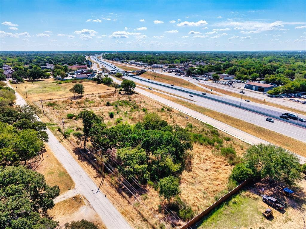 999 Silver Falls Boulevard, Dallas, TX 75217 999 Silver Falls Boulevard, Dallas, TX 75217