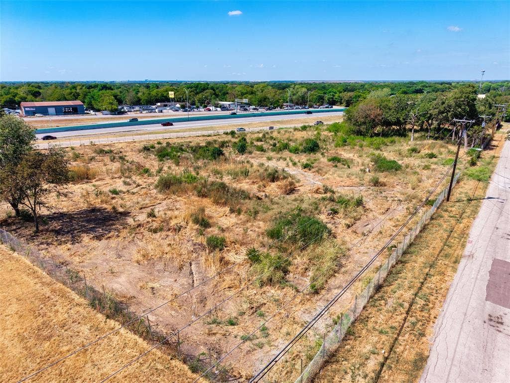 999 Silver Falls Boulevard, Dallas, TX 75217 999 Silver Falls Boulevard, Dallas, TX 75217