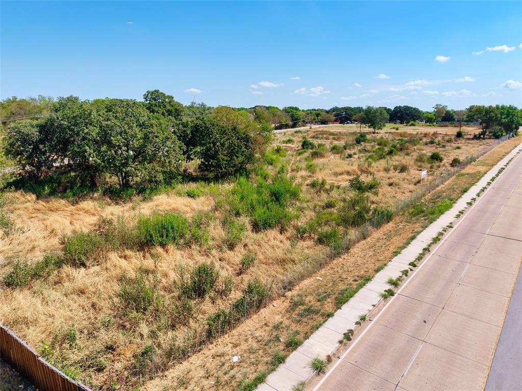 999 Silver Falls Boulevard, Dallas, TX 75217 999 Silver Falls Boulevard, Dallas, TX 75217