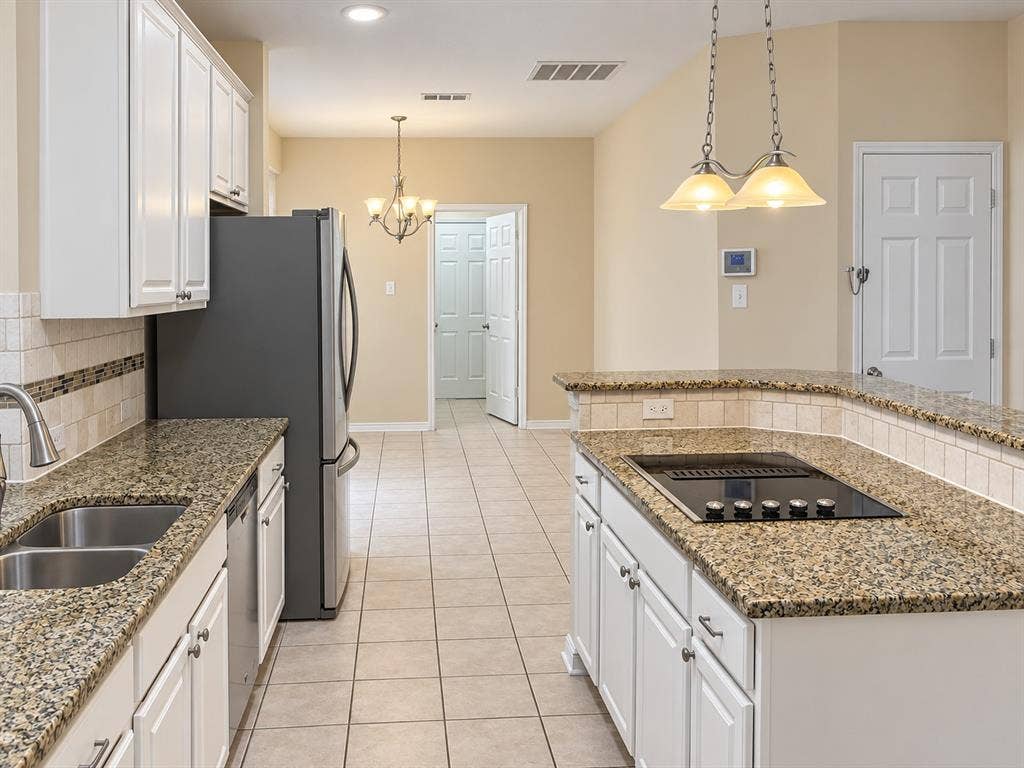 8723 Stonecrest Drive, Irving, TX 75063 8723 Stonecrest Drive, Irving, TX 75063