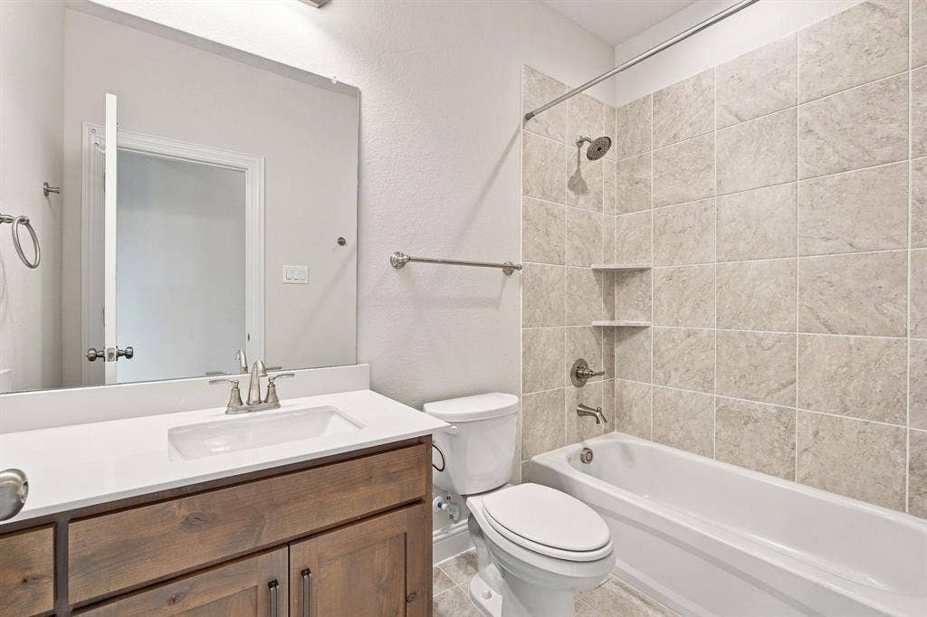 801 Brandi Ridge Drive, Midlothian, TX 76065 Upstairs Bathroom
