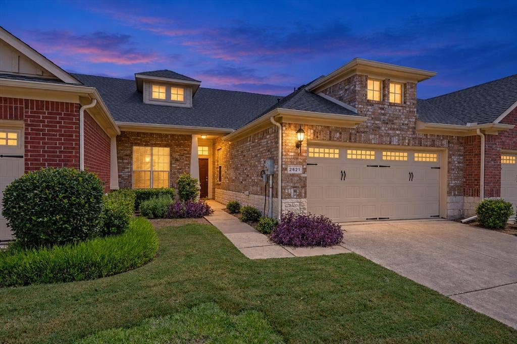 2821 Fordham Road, Plano, TX 75025 Welcome to Pasquinellis Fairway Villas - virtually enhanced sunset views.