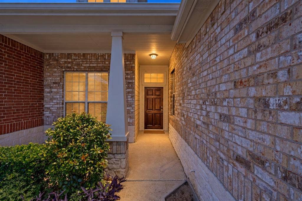 2821 Fordham Road, Plano, TX 75025 Open the door and step inside to your new chapter of life! virtually enhanced sunset views.