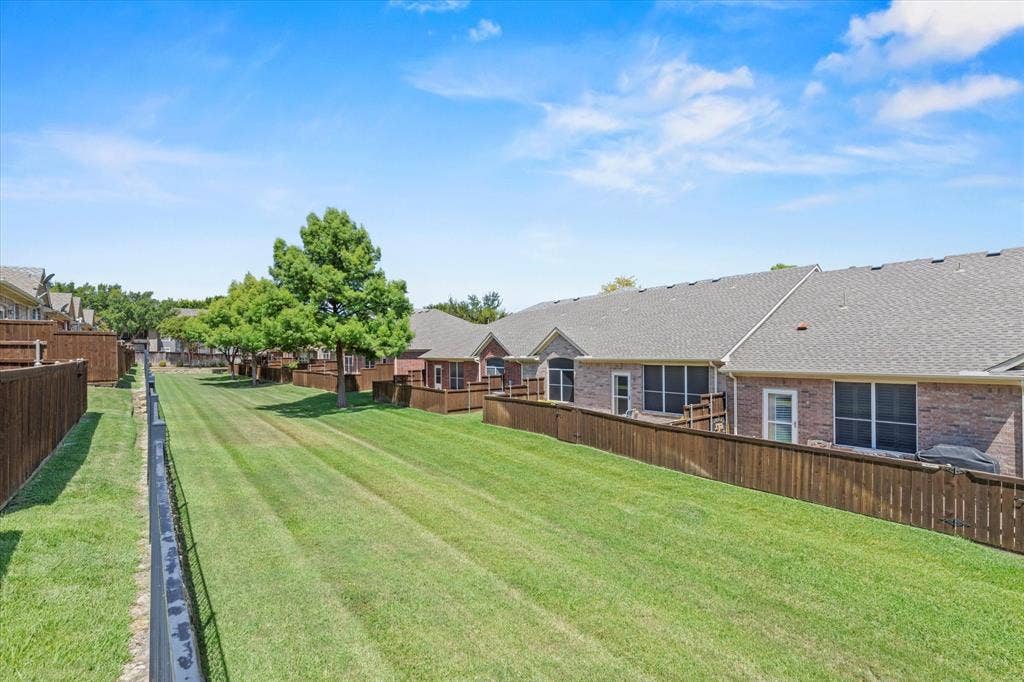 2821 Fordham Road, Plano, TX 75025 Greenbelt and walking trails in the community
