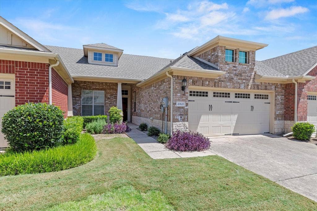 2821 Fordham Road, Plano, TX 75025 2821 Fordham is internal and not backing to Ridgeview.