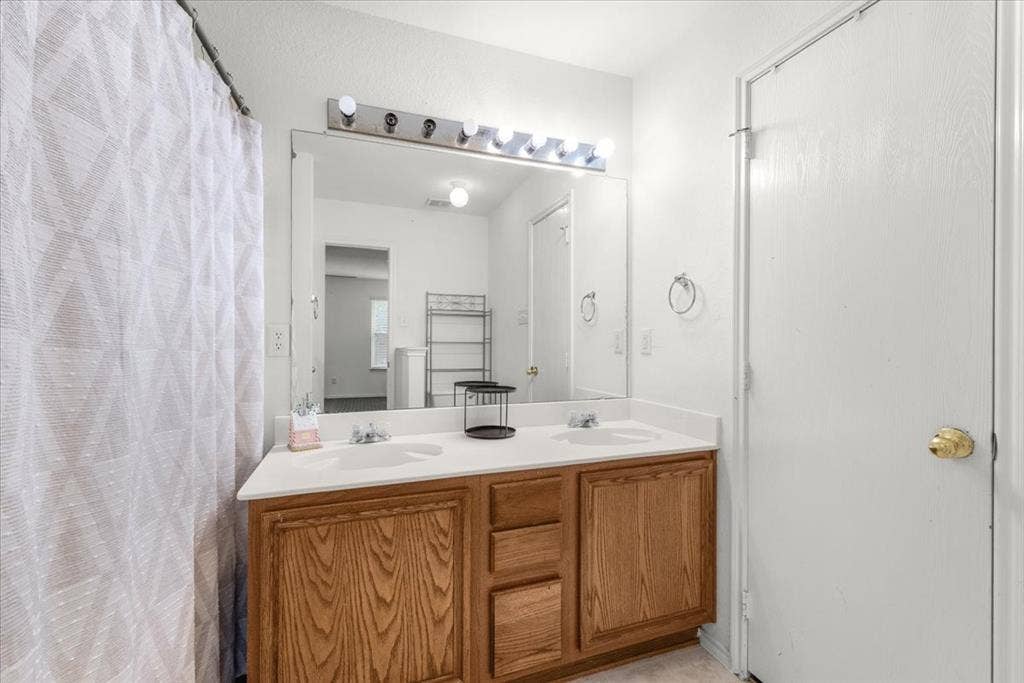 1139 Baja Drive, Grand Prairie, TX 75052 1139 Baja Drive, Grand Prairie, TX 75052