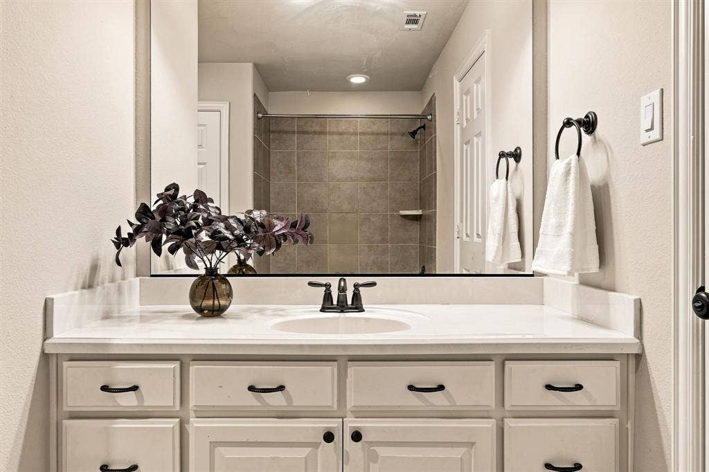 13456 Lyndhurst Drive, Frisco, TX 75035 13456 Lyndhurst Drive, Frisco, TX 75035