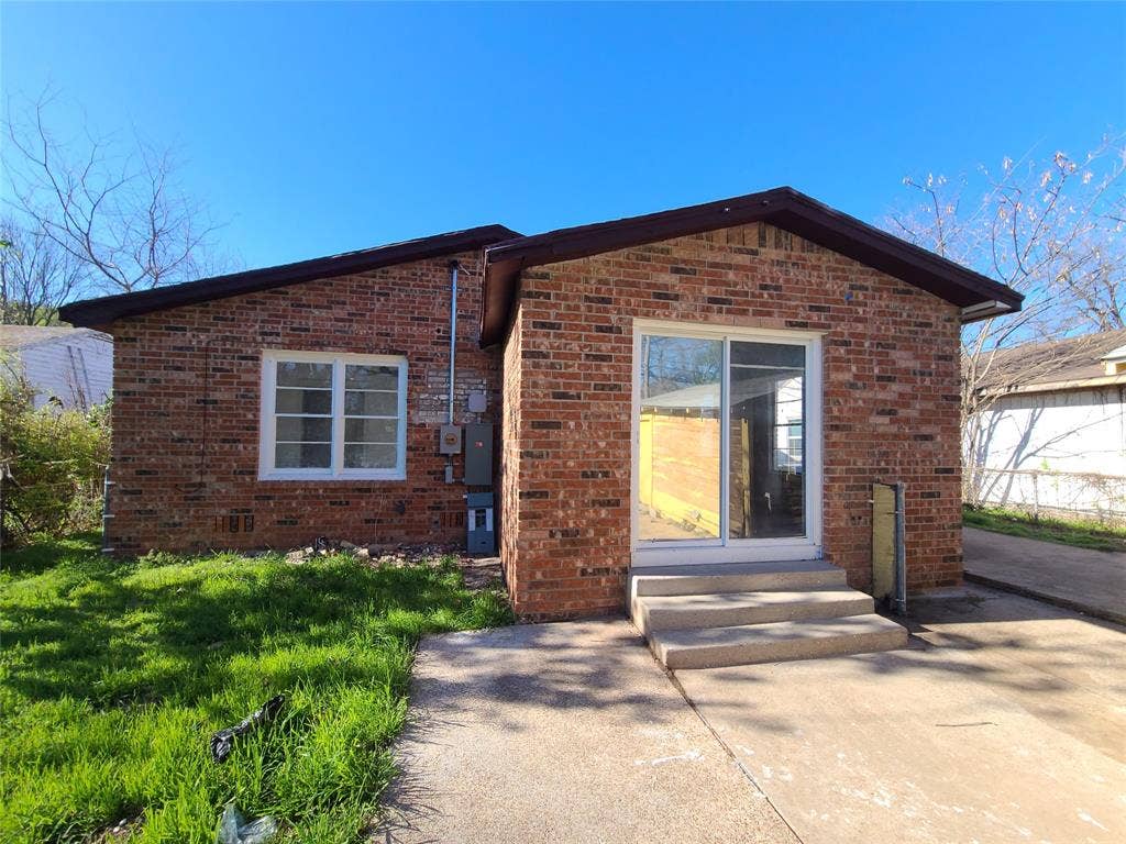519 Dearborn Street, Waco, TX 76704 Back paved Patio showing the sliding glass doors leading to the primary suite.