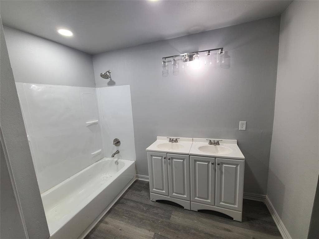 519 Dearborn Street, Waco, TX 76704 Spacious Hall Bathroom
