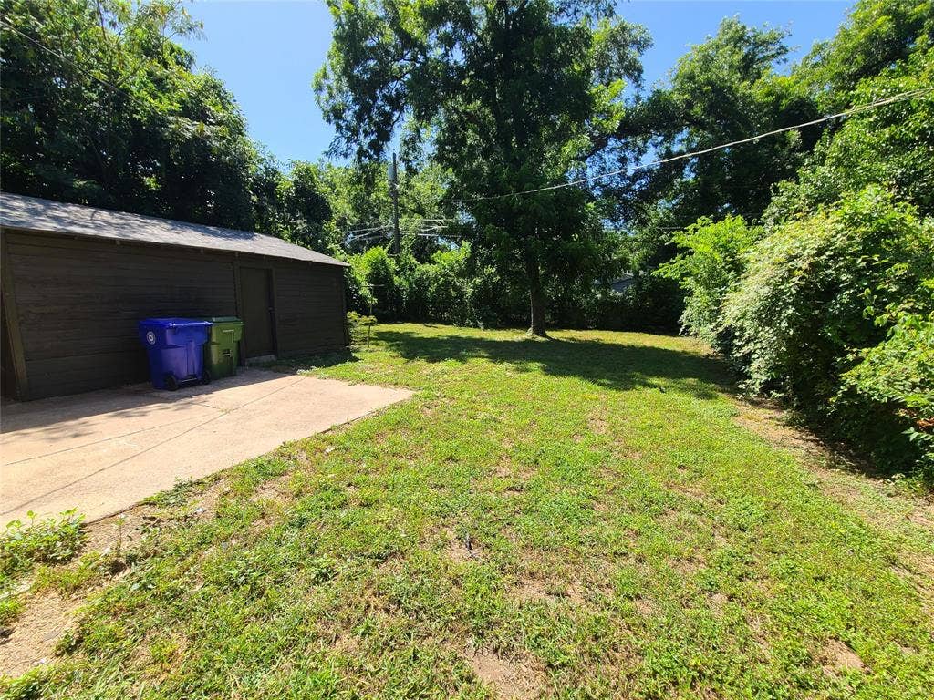 519 Dearborn Street, Waco, TX 76704 Expansive grassy yard area with mature trees and established perimeter shrubbery