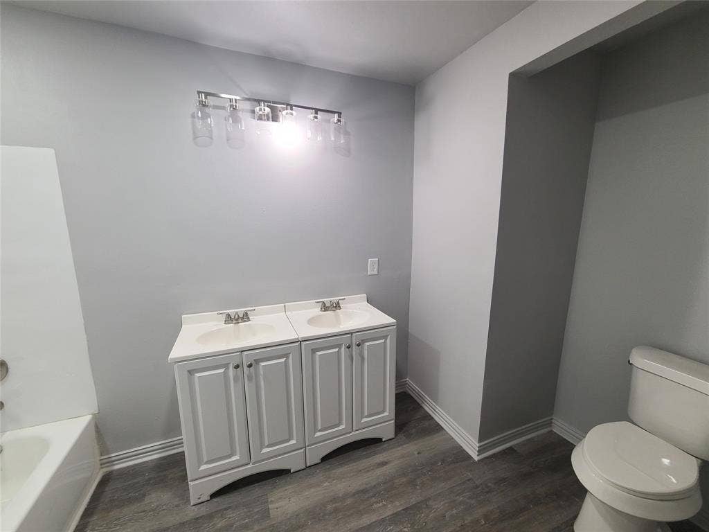 519 Dearborn Street, Waco, TX 76704 Spacious Hall Bathroom