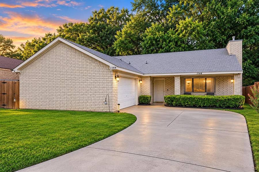 Property photo for 1144 Castlewood Court, DeSoto, TX