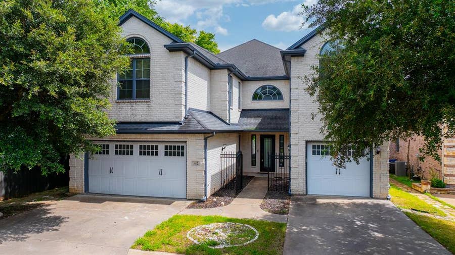 Property photo for 902 Saint George Place, DeSoto, TX