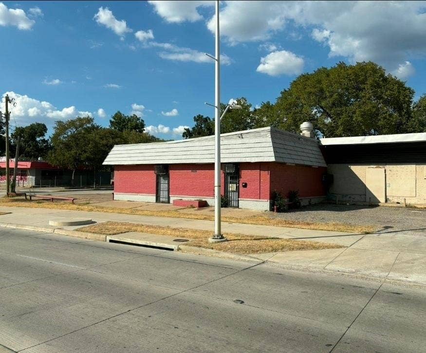 4606 Botham Jean Boulevard, Dallas, TX 75215 Brick exterior with a white roof