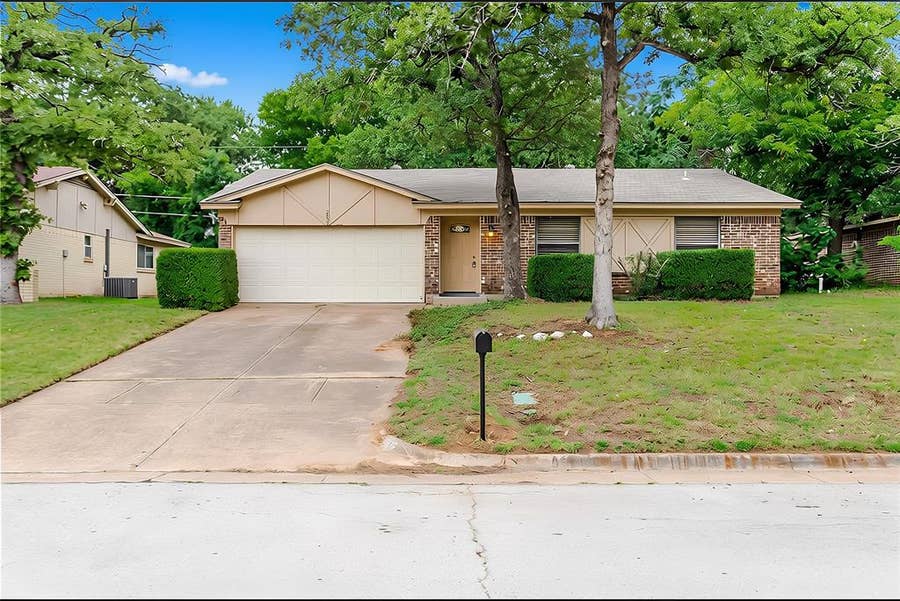Property photo for 2805 Mintwood Place, Arlington, TX
