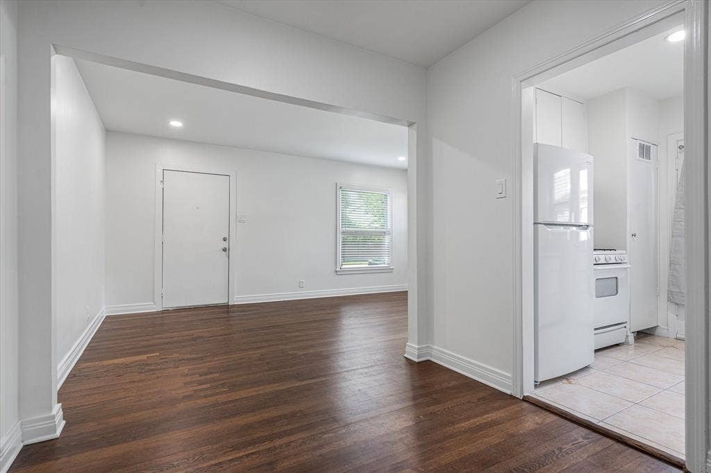 6206 Winton Street, Dallas, TX 75214 Loads Of Light From All The Windows In This House.