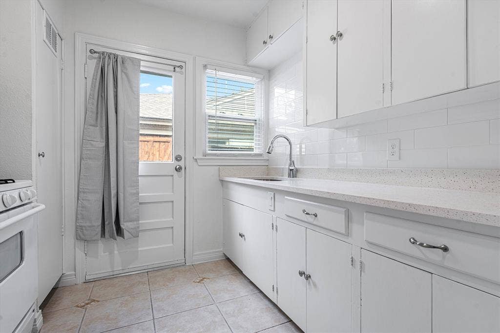 6206 Winton Street, Dallas, TX 75214 This Kitchen Has A Good Deal Of Storage!