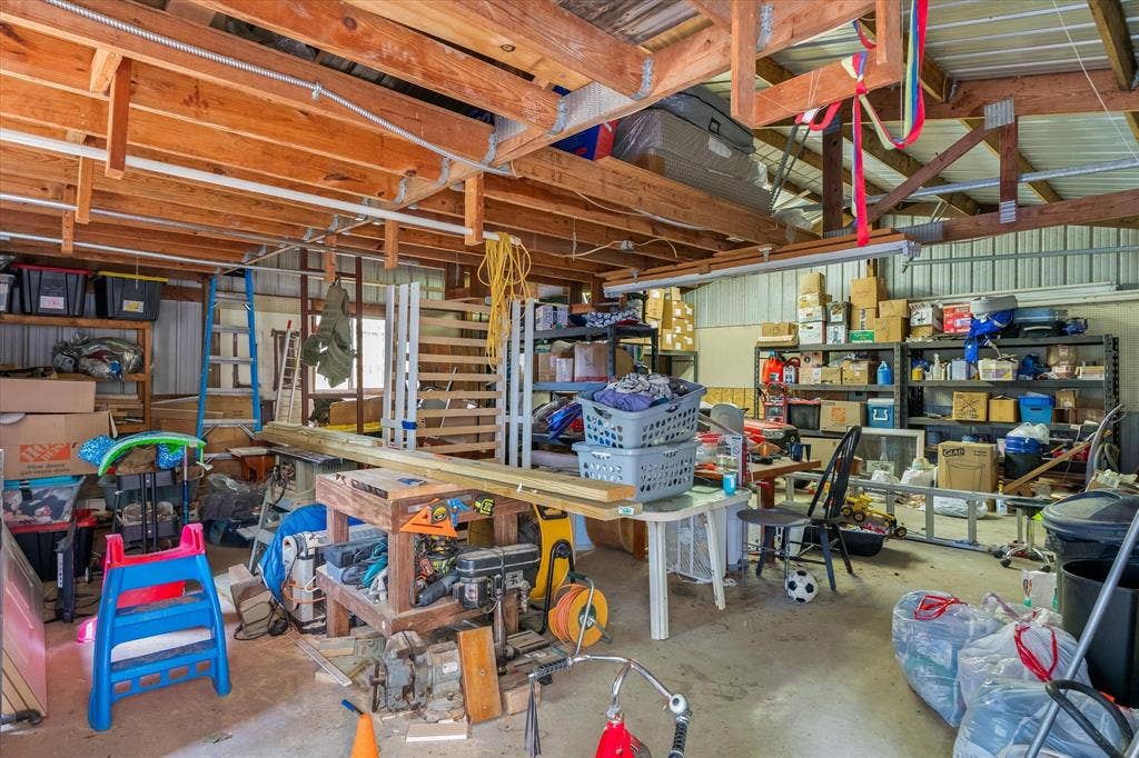 13379 County Road 3140, Tyler, TX 75706 Workshop and Garage iis in the other side of the building