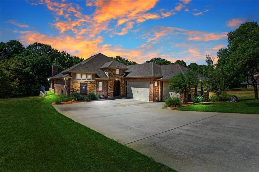 Property photo for 304 Dublin Circle, Gordonville, TX