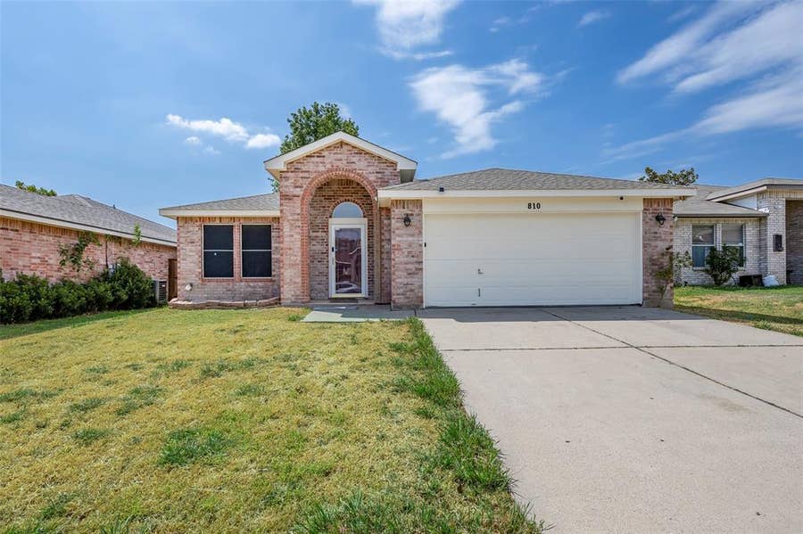 Property photo for 810 Engleside Drive, Arlington, TX