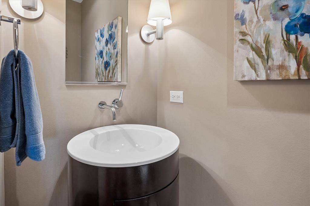 5656 N Central Expressway, #601, Dallas, TX 75206 Convenient powder bath near front entry of unit.