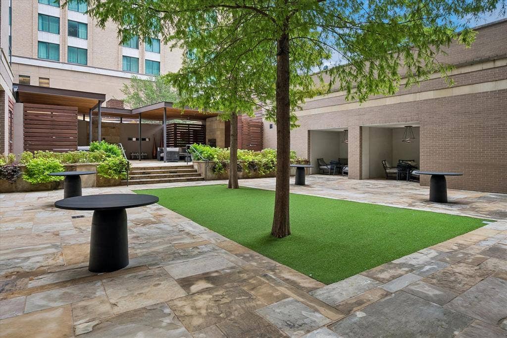 5656 N Central Expressway, #601, Dallas, TX 75206 Courtyard with green space.