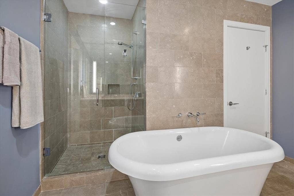5656 N Central Expressway, #601, Dallas, TX 75206 Designer tub and full size shower.