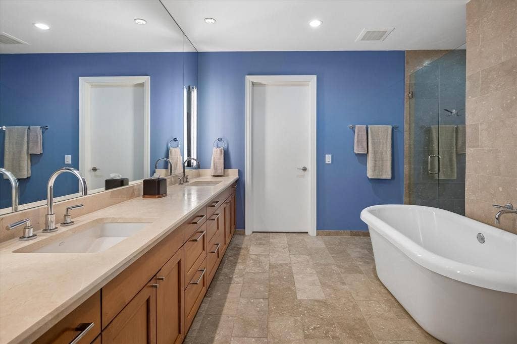 5656 N Central Expressway, #601, Dallas, TX 75206 Lovely floors, granite countertops and cabinetry.