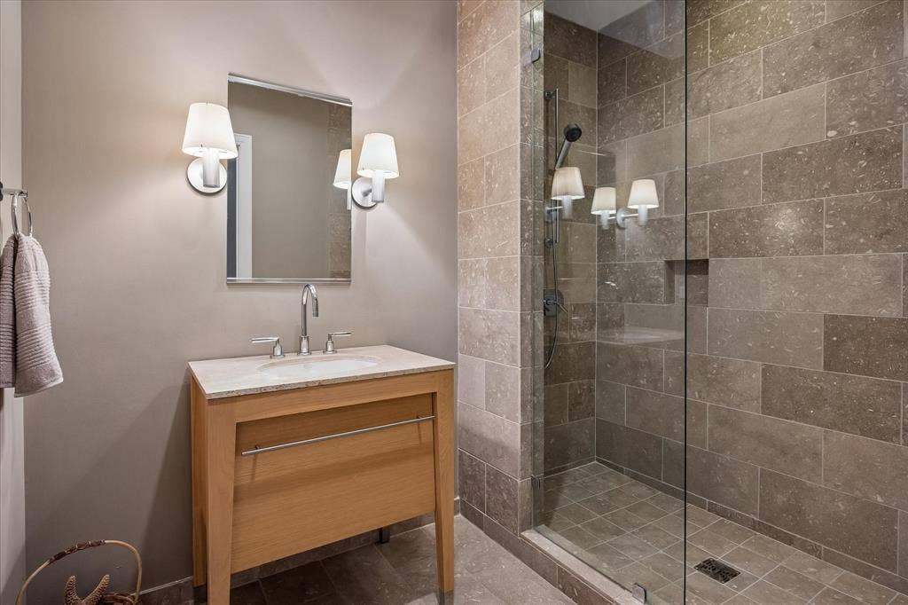 5656 N Central Expressway, #601, Dallas, TX 75206 Modern guest bath awaits your visitors.