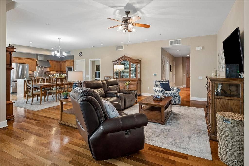 5656 N Central Expressway, #601, Dallas, TX 75206 Gleeming wood floors compliment the Living area which is perfect for entertaining or a cozy evening at home.