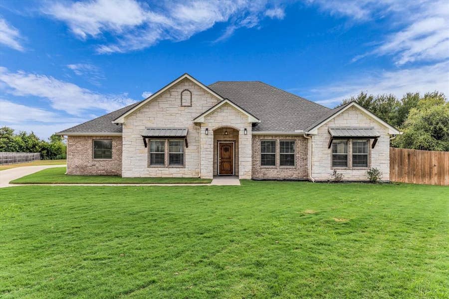 Property photo for 128 Sydney Lane, Robinson, TX