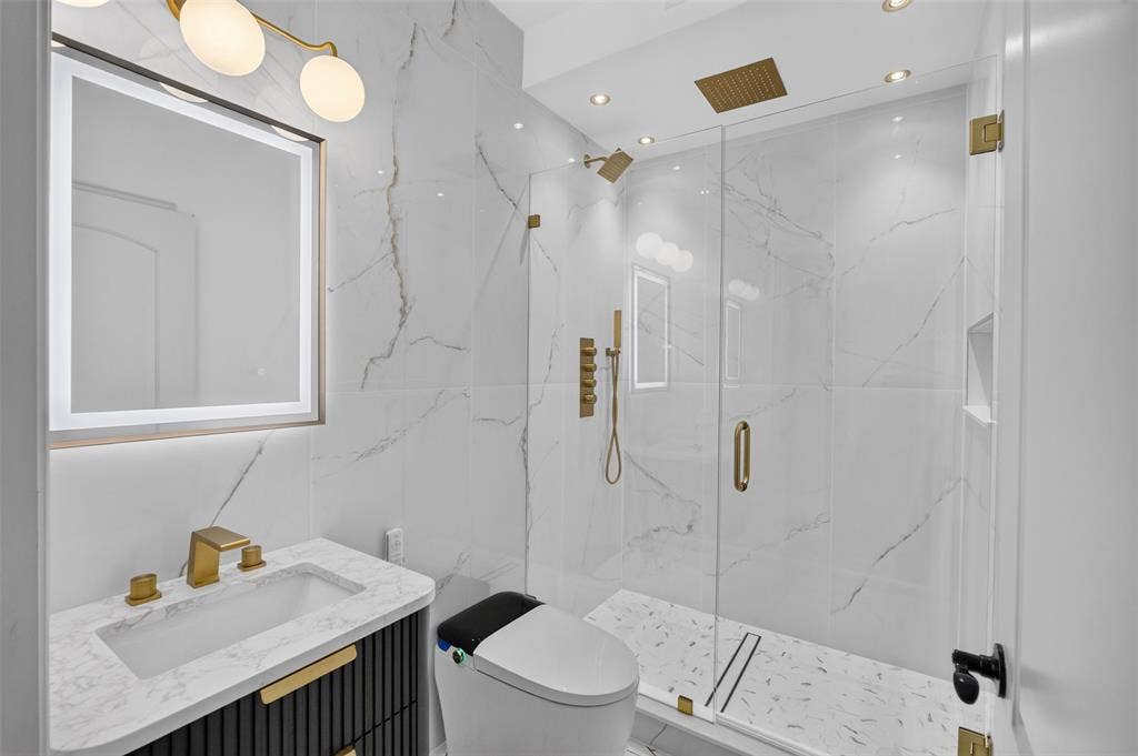 8125 Charford Drive, Fort Worth, TX 76131 DOWNSTAIRS FULL BATHROOM