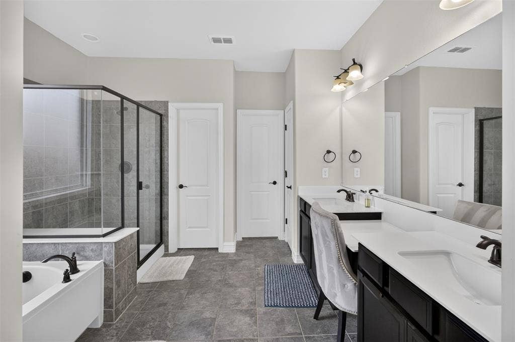8125 Charford Drive, Fort Worth, TX 76131 PRIMARY BATHROOM