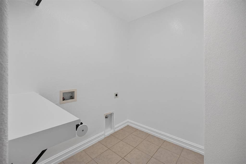 8125 Charford Drive, Fort Worth, TX 76131 LAUNDRY ROOM