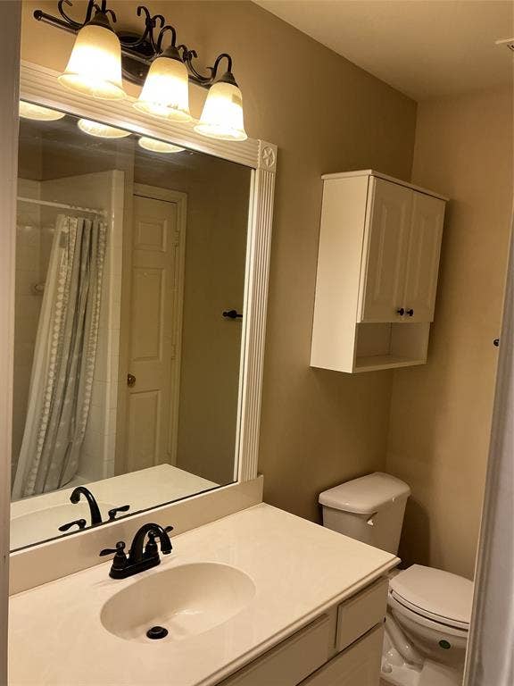 4005 Desert Mountain Drive, Plano, TX 75093 2nd bath has tub and linen closet
