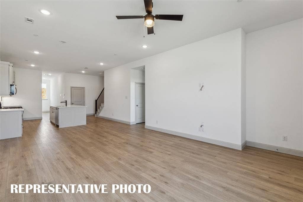 1030 Splitrock Drive, Allen, TX 75013 Our Ethan plan offers a wonderful open concept floor plan and main level owner's suite! REPRESENTATIVE PHOTO