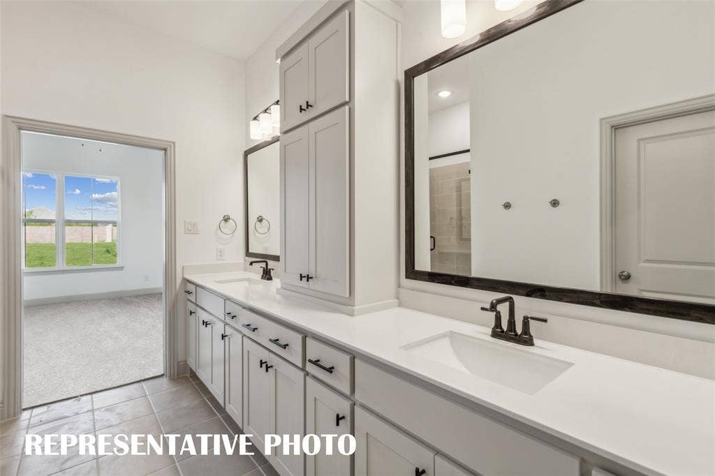 1030 Splitrock Drive, Allen, TX 75013 Plenty of room for two in this beautiful owner's bath! REPRESENTATIVE PHOTO