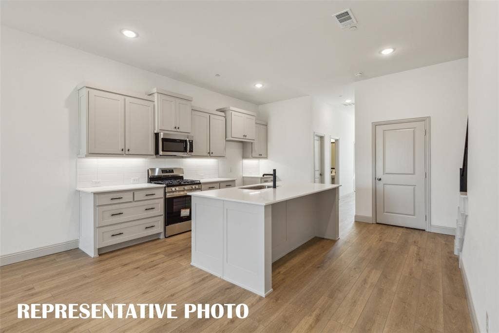 1030 Splitrock Drive, Allen, TX 75013 A dream kitchen any chef would be proud to call their own! REPRESENTATIVE PHOTO