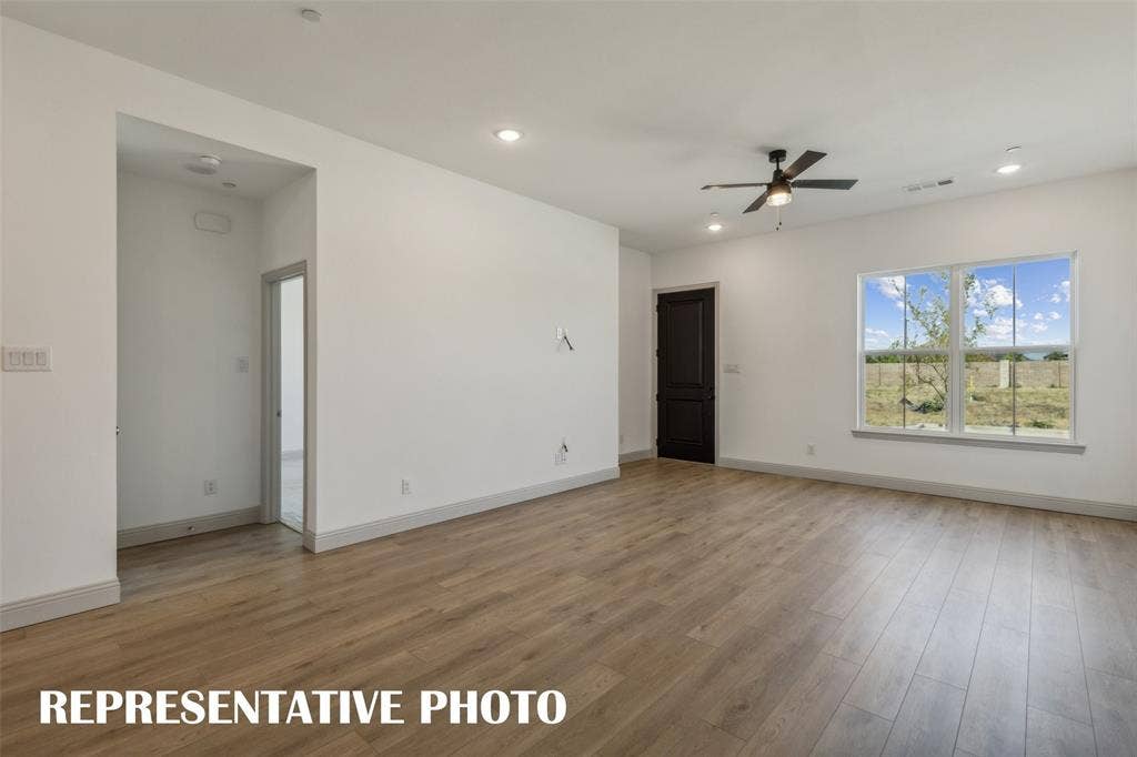 1030 Splitrock Drive, Allen, TX 75013 Welcome into your light and bright family room! REPRESENTATIVE PHOTO