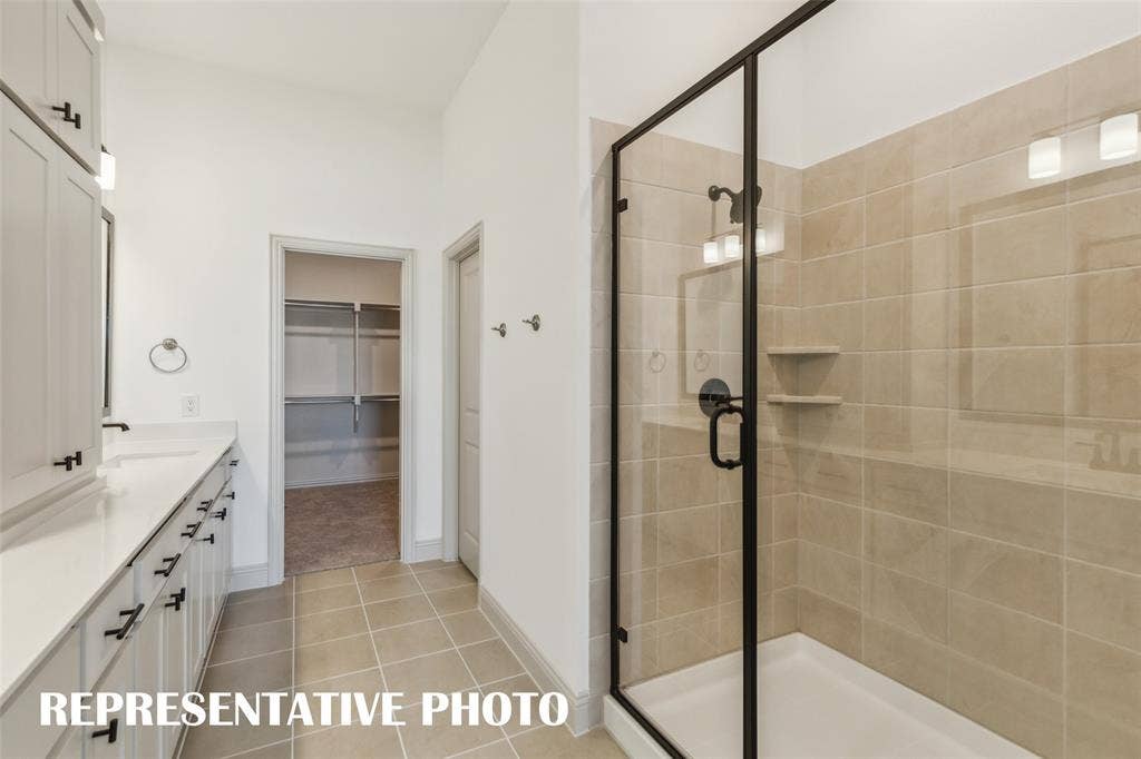 1030 Splitrock Drive, Allen, TX 75013 Featuring an oversized walk in shower, this owner's bath is the perfect place to start or end your day! REPRESENTATIVE PHOTO