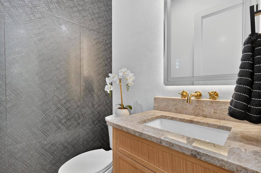 6429 Royal Lane, Dallas, TX 75230 First Floor Guest Bath