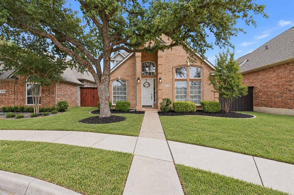 8716 Falls Road, Irving, TX 75063 Enhanced Grass