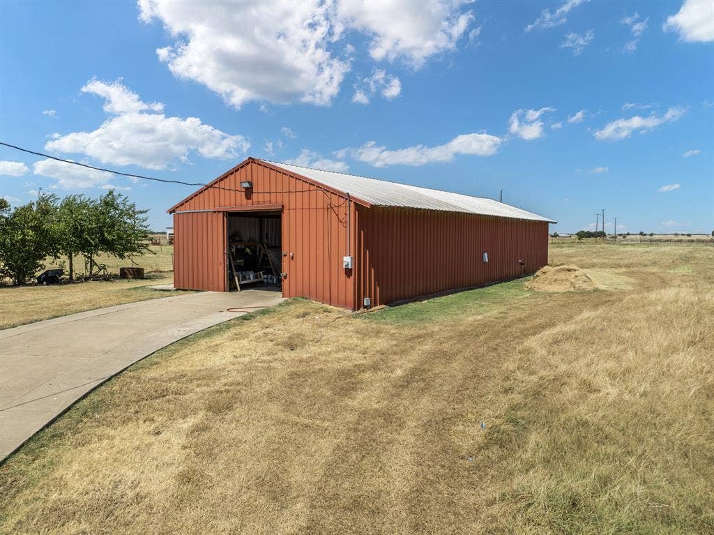 5112 Old Caufield Ranch Road, McGregor, TX 76657 1800 sq ft shop