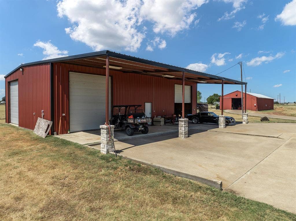 5112 Old Caufield Ranch Road, McGregor, TX 76657 2400 sq ft shop