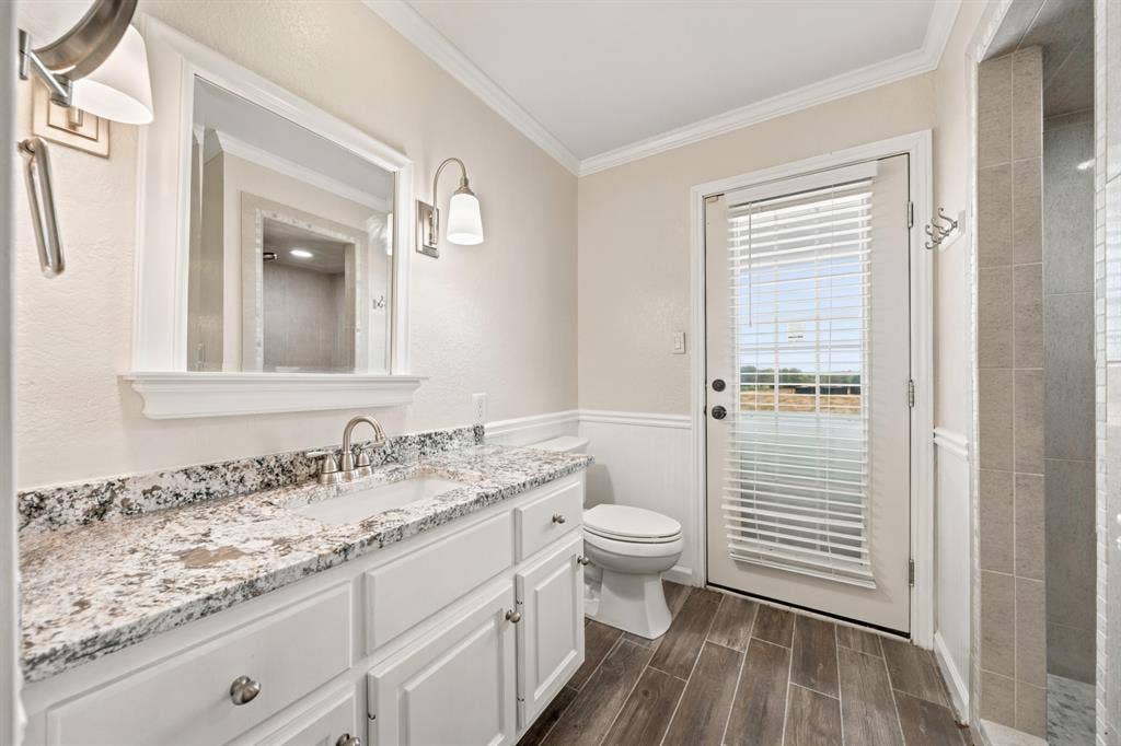 5112 Old Caufield Ranch Road, McGregor, TX 76657 3rd bathroom