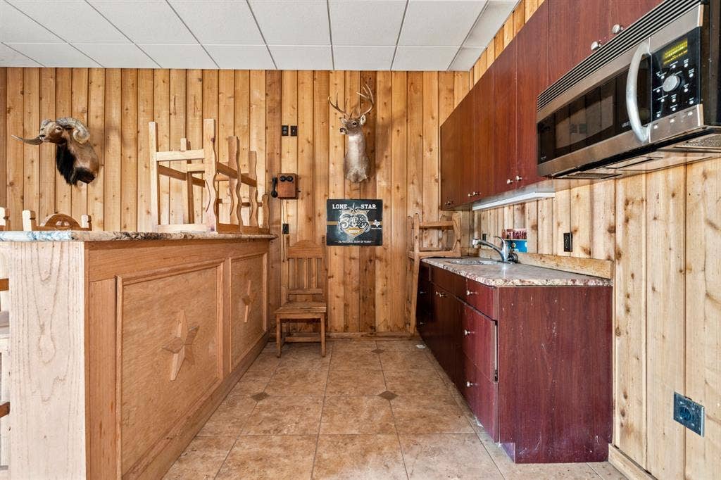 5112 Old Caufield Ranch Road, McGregor, TX 76657 man cave
